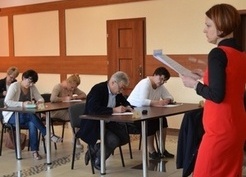 Zdjęcie z galerii: 2014.05.30. I Gminne Dyktando dla Dorosłych